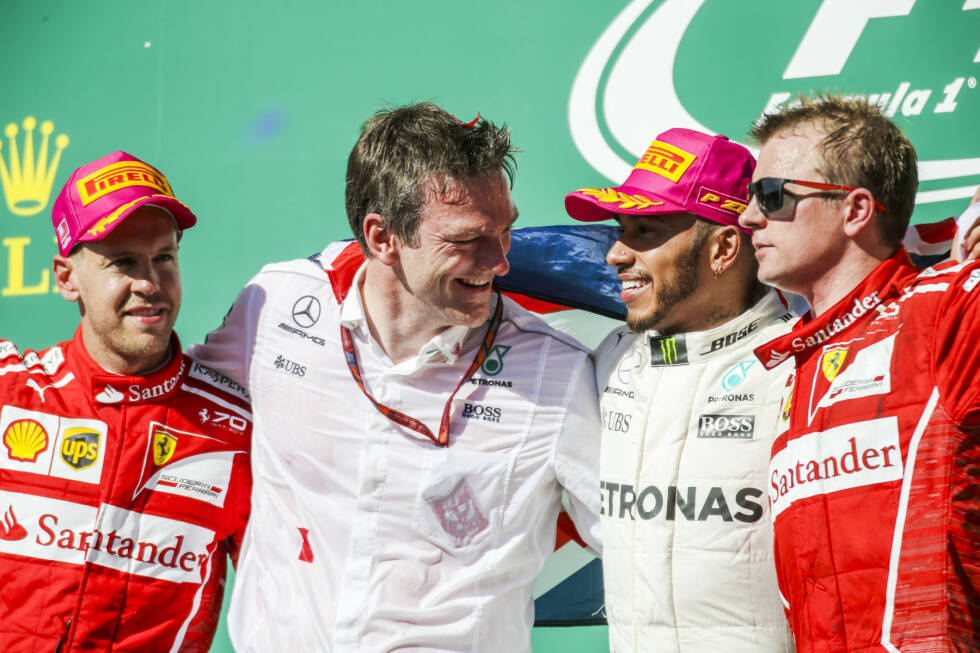 Foto zur News: Hamilton kann all das egal sein: Er gewinnt letztendlich 10,1 Sekunden vor Vettel und 15,8 vor Räikkönen. Letzterer weiß übrigens noch nicht einmal bei der Siegerehrung, wofür Verstappen eigentlich bestraft wurde ...