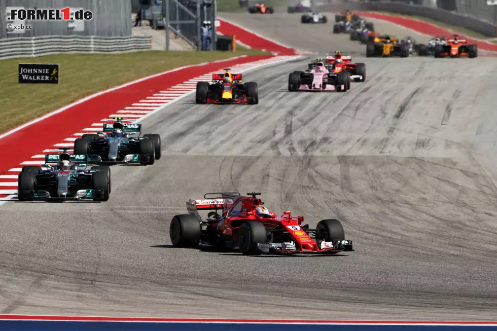 Foto zur News: Nach den Pleiten der Asien-Tournee läuft&#039;s diesmal für Vettel. In der dritten Runde, als DRS zum ersten Mal freigegeben wird, hat er schon 1,3 Sekunden Vorsprung. Etwas weiterhin hinten legt sich Räikkönen Ocon zurecht.