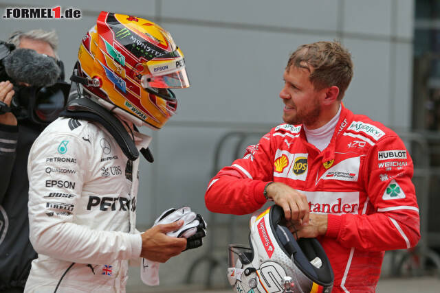 Foto zur News: Doch schon beim zweiten Saisonrennen schlagen die Silberpfeile zurück. Hamilton gewinnt in China und zieht mit Vettel gleich. Trotzdem ist dem Briten zu dem Zeitpunkt schon klar: "Das wird eine der engsten Weltmeisterschaften, die ich je bestritten habe." Zumindest für die kommenden Monate soll er Recht behalten.