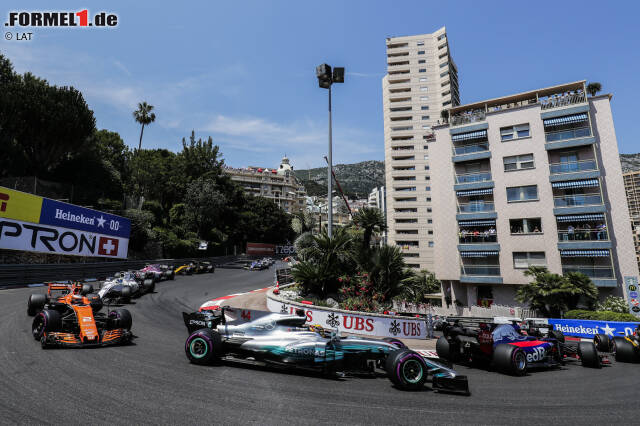 Foto zur News: In Monaco erleben Hamilton und Mercedes den größten Dämpfer der gesamten Saison. Das Set-up passt nicht, Hamilton versemmelt das Qualifying und kommt am Ende nicht über Rang sieben hinaus. In der WM liegt er nach sechs Rennen 25 Punkte hinter Vettel - sein größter Rückstand im gesamten Jahr.