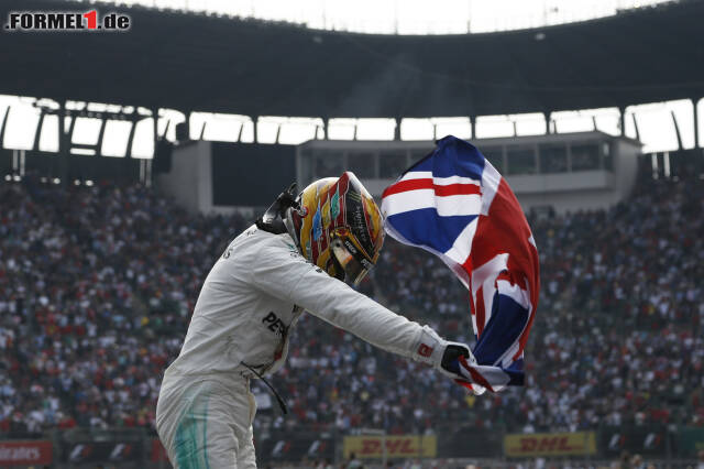 Er hat es geschafft! Lewis Hamilton hat sich seinen vierten WM-Titel gesichert und mit Sebastian Vettel und Alain Prost gleichgezogen. Obwohl der Brite den Titel am Ende vorzeitig gewinnen konnte, hatte Sebastian Vettel im WM-Kampf 2017 die Nase lange Zeit vorne. Wir blicken noch einmal zurück ... Er hat es geschafft! Lewis Hamilton hat sich seinen vierten WM-Titel gesichert und mit Sebastian Vettel und Alain Prost gleichgezogen. Obwohl der Brite den Titel am Ende vorzeitig gewinnen konnte, hatte Sebastian Vettel im WM-Kampf 2017 die Nase lange Zeit vorne. Wir blicken noch einmal zurück ...