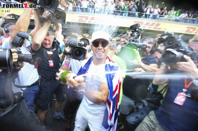 The winner takes it all! Lewis Hamilton sichert sich 2017 seinen vierten WM-Titel und zieht mit Sebastian Vettel und Alain Prost gleich. Obwohl der Brite den Titel am Ende vorzeitig gewinnt, hat Sebastian Vettel im WM-Kampf 2017 die Nase lange Zeit vorne. Wir blicken noch einmal zurück ... The winner takes it all! Lewis Hamilton sichert sich 2017 seinen vierten WM-Titel und zieht mit Sebastian Vettel und Alain Prost gleich. Obwohl der Brite den Titel am Ende vorzeitig gewinnt, hat Sebastian Vettel im WM-Kampf 2017 die Nase lange Zeit vorne. Wir blicken noch einmal zurück ...