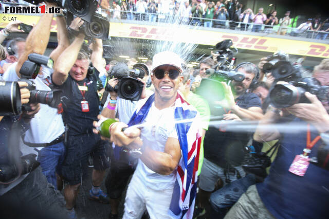 Foto zur News: The winner takes it all! Lewis Hamilton sichert sich 2017 seinen vierten WM-Titel und zieht mit Sebastian Vettel und Alain Prost gleich. Obwohl der Brite den Titel am Ende vorzeitig gewinnt, hat Sebastian Vettel im WM-Kampf 2017 die Nase lange Zeit vorne. Wir blicken noch einmal zurück ...