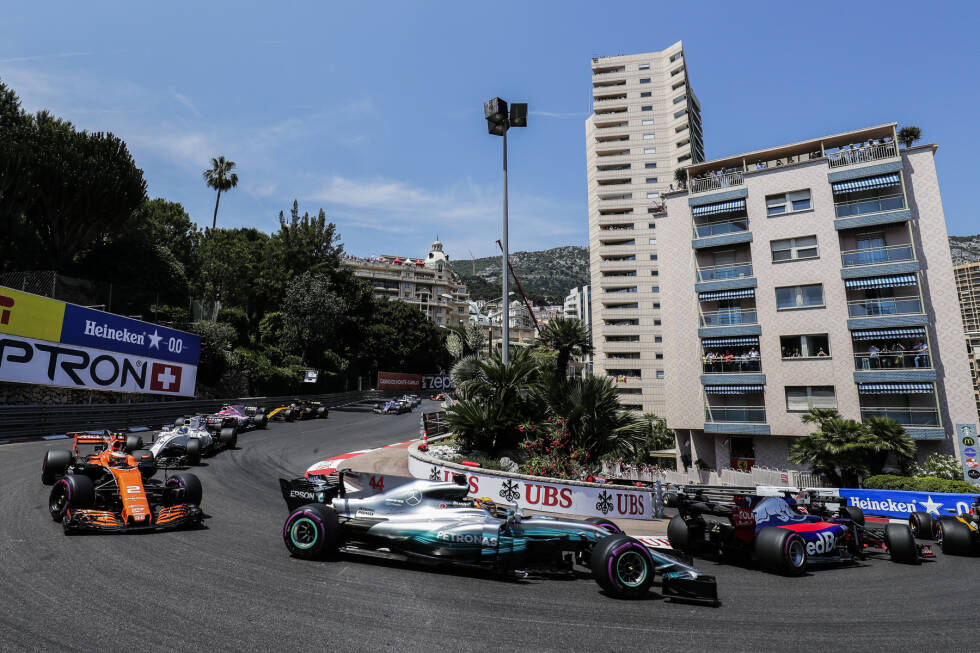 Foto zur News: In Monaco erleben Hamilton und Mercedes den größten Dämpfer der gesamten Saison. Das Set-up passt nicht, Hamilton versemmelt das Qualifying und kommt am Ende nicht über Rang sieben hinaus. Souverän zieht sich hingegen ...