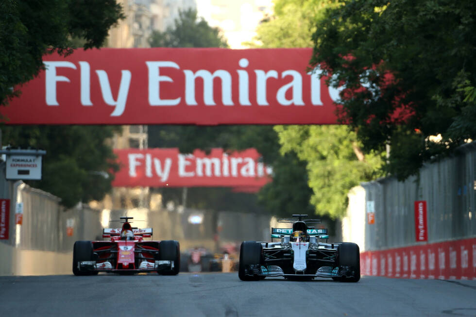 Foto zur News: Beim folgenden Rennen in Baku kommt es zwischen Hamilton und Vettel zum Ausnahmezustand: Während einer Safety-Car-Phase hat der Deutsche das Gefühl, dass Hamilton einen &quot;Bremstest&quot; macht. Er zieht neben den Silberpfeil und rammt ihn - Hamilton und die Zuschauer sind fassungslos.