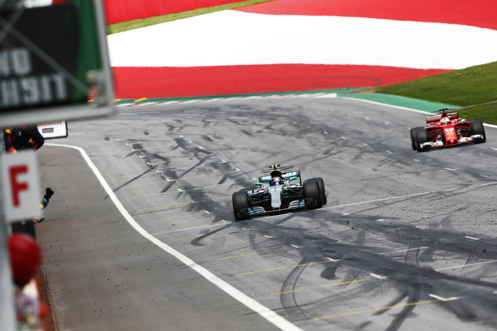 Foto zur News: In Österreich kann Vettel Hamiltons Getriebewechsel und die folgende Rückversetzung in der Startaufstellung auf Platz acht nur bedingt nutzen: Bottas wehrt die Schlussattacke des Ferrari-Stars ab, den der zweite Platz wurmt. Der WM-Vorsprung auf Hamilton, der Vierter wird, wächst dennoch auf 20 Punkte an.