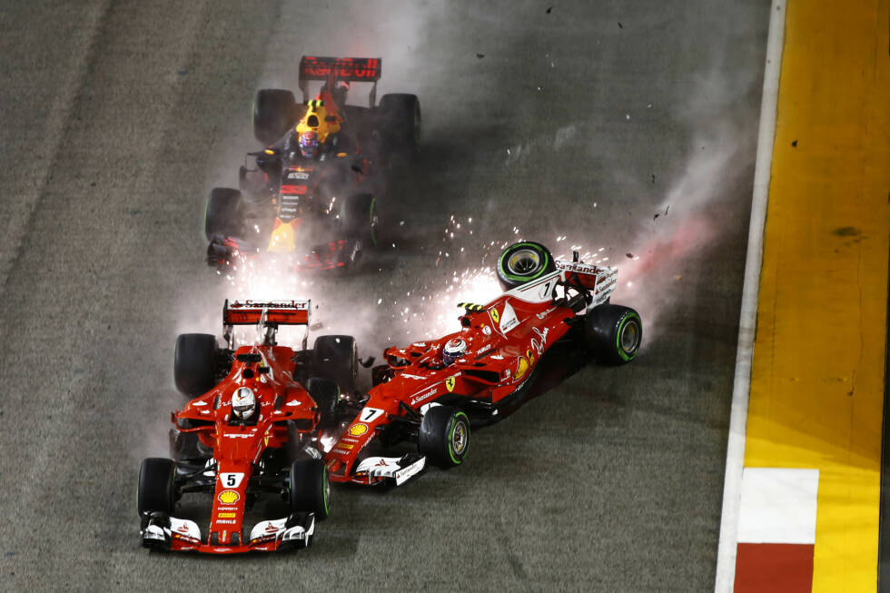 Foto zur News: Das Rennen auf der Mercedes-Angststrecke Singapur wird zum Schlüssel zum Titel für Hamilton: Vettel fährt wie erwartet auf Pole, Hamilton kommt nicht über Platz fünf hinaus. Doch dann überschlagen sich die Ereignisse, und Vettel kollidiert beim Start ausgerechnet mit dem perfekt weggekommenen Teamkollegen Räikkönen.