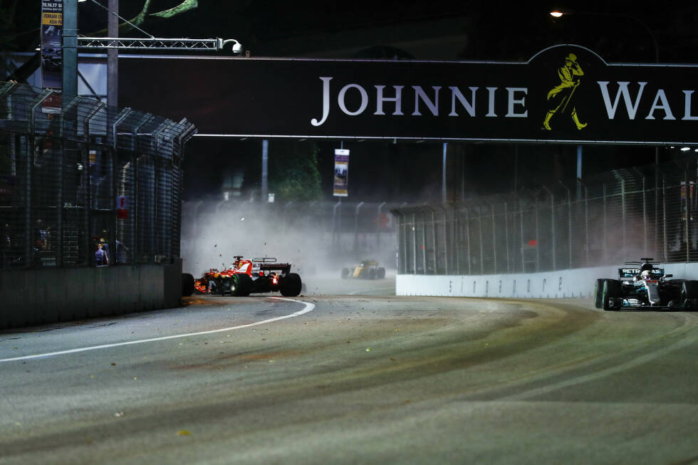 Foto zur News: Vettel rutscht auf den austretenden Flüssigkeiten seines beschädigten Ferrari aus und bleibt punktelos, Hamilton staubt den Sieg ab. Auch in Malaysia scheint der Ferrari das schnellere Auto zu sein, doch ein Motorschaden im Qualifying sorgt dafür, dass Hamilton seinen Vorsprung auch hier noch einmal ausbauen kann.