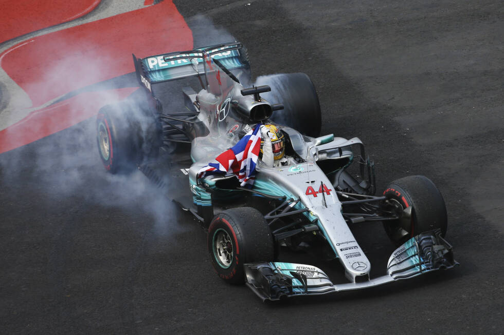 Foto zur News: Feiern darf er aber trotzdem! Durch seinen vierten WM-Titel steht Hamilton jetzt auf einer Stufe mit Vettel und Alain Prost. Mehr Titel haben nur Juan Manuel Fangio (5) und natürlich Michael Schumacher (7) auf dem Konto. Den Argentinier könnte Hamilton aber bereits 2018 einholen.