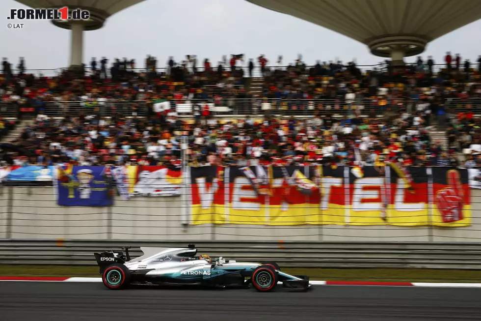 Foto zur News: Doch schon beim zweiten Saisonrennen schlagen die Silberpfeile zurück. Hamilton gewinnt in China und zieht mit Vettel gleich, der Safety-Car-Pech hat. Trotzdem ist dem Briten zu dem Zeitpunkt schon klar: &quot;Das wird eine der engsten Weltmeisterschaften, die ich je bestritten habe.&quot; Zumindest für die kommenden Monate soll er Recht behalten.