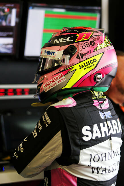 Foto zur News: Sergio Perez (#11, Force India): Der Mexikaner hat aufgrund des neuen Teamsponsors noch kurz vor der Saison auf ein rosa Design gewechselt.
