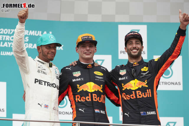 Max Verstappen hat sich seinen ersten "echten" Sieg gewünscht, einen, den er nicht wegen einer Mercedes-Kollision erbt wie in Barcelona 2016. Jetzt hat er ihn! Beim 19. und (vorerst?) letzten Grand Prix von Malaysia triumphiert er vor Lewis Hamilton und Daniel Ricciardo. Mit einer "perfekten" Fahrt, wie Experte Martin Brundle attestiert. Max Verstappen hat sich seinen ersten "echten" Sieg gewünscht, einen, den er nicht wegen einer Mercedes-Kollision erbt wie in Barcelona 2016. Jetzt hat er ihn! Beim 19. und (vorerst?) letzten Grand Prix von Malaysia triumphiert er vor Lewis Hamilton und Daniel Ricciardo. Mit einer "perfekten" Fahrt, wie Experte Martin Brundle attestiert.