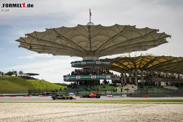 Foto zur News: Dabei hat sein Wochenende mit einer kuriosen Situation begonnen. Im Samstagstraining kollidiert Verstappen mit Jolyon Palmer, dem er in der letzten Kurve die Tür zuschlägt. "Was für ein Idiot!", schimpft der Renault-Pilot und ätzt: "Völlig unnötig in einem Freien Training."