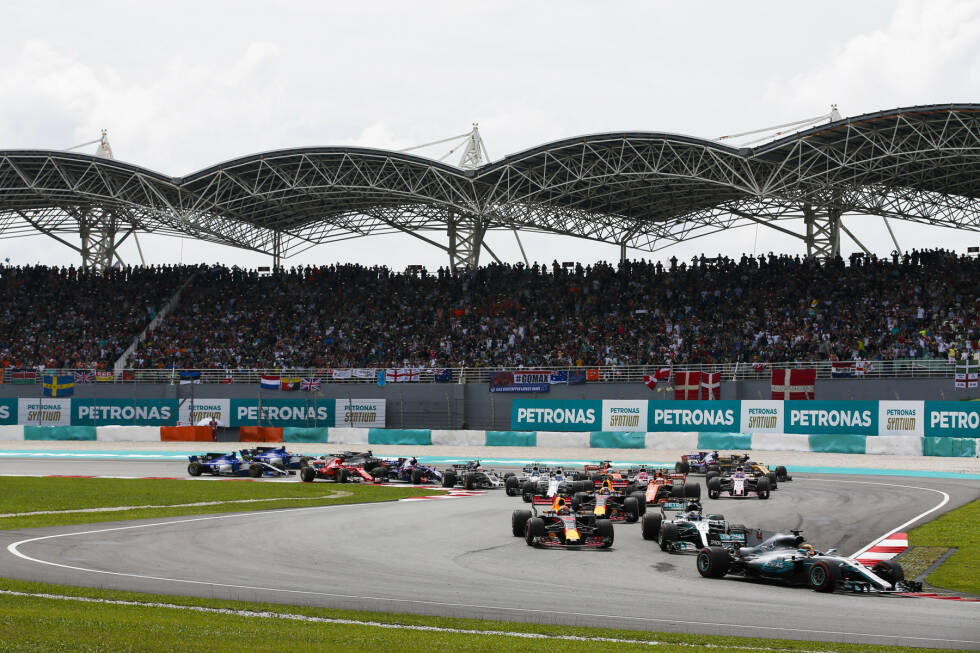 Foto zur News: Der Start: Ohne Räikkönen als Gegner in der ersten Reihe hat Hamilton leichtes Spiel. Beinahe kommt es sogar zur Mercedes-Doppelführung, ...