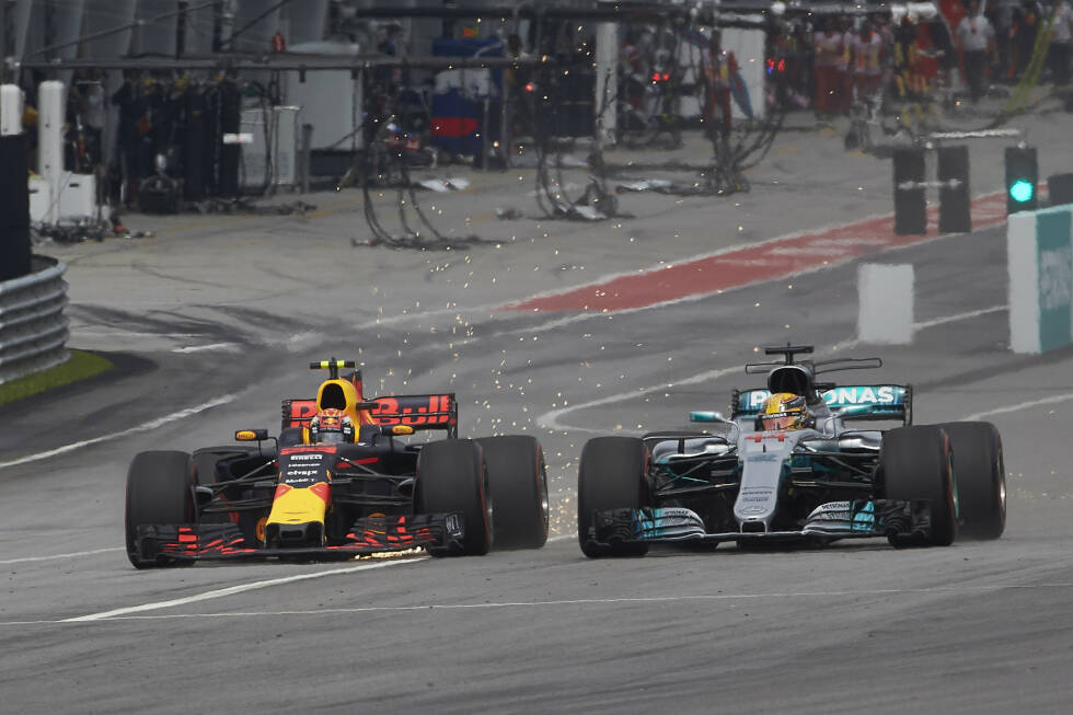 Foto zur News: Gleich in den ersten Rennen klagt Hamilton: &quot;Lost the de-rate.&quot; Sprich: Probleme mit dem Hybridsystem. Verstappen geht in Runde 4 in Führung.