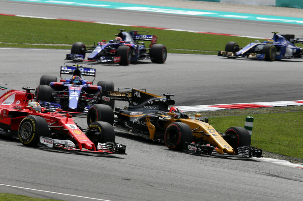 Foto zur News: Vettel ist nach zehn Runden schon Neunter. Sein Vorwärtsdrang gerät erst ins Stocken, als er auf die Mercedes-befeuerten Williams und Force India stößt. Letztendlich macht er aber auch mit Perez kurzen Prozess. Bei 30 Sekunden Rückstand scheint zu dem Zeitpunkt (mindestens) das Podium möglich, ...
