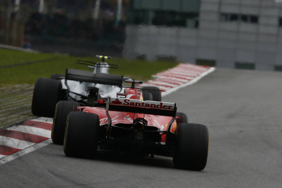 Foto zur News: ... doch der Traum vom Sieg platzt hinter Bottas: Vettel findet in der &quot;dirty Air&quot; keinen Weg vorbei, kann den Stint auf den härteren Reifen nicht so lang ausfahren, wie er gerne würde, und wählt den Undercut, um zu überholen. Dabei übersieht er: Der zweite Stint wird für die Supersofts zu lang, um den Speed dauerhaft zu halten.