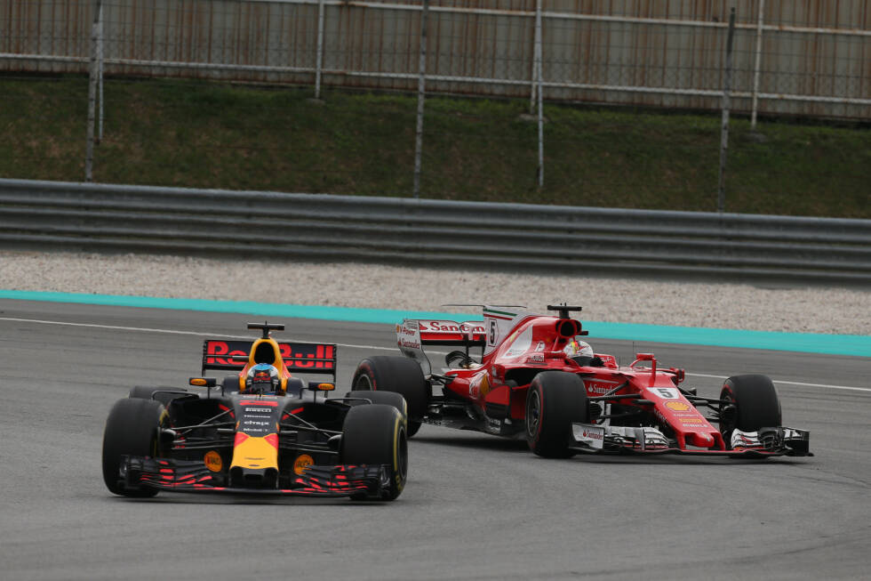 Foto zur News: Mit einer ganzen Reihe schnellster Runden vernichtet Vettel binnen 15 Runden ebenso viele Sekunden Rückstand auf Ricciardo. Acht Runden vor Schluss ist er dran, aber Alonso steht beim Überholversuch im Weg: &quot;Come on, Alonso!&quot; Es bleibt seine letzte Attacke: In der Folge bauen die Supersofts zu stark ab.