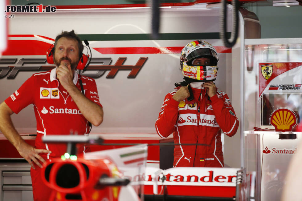 Foto zur News: Nach Singapur das nächste Drama um Sebastian Vettel: Am Samstagmorgen lässt ihn sein Ferrari-Motor im Stich, weshalb ein neues Triebwerk eingebaut werden muss. Das versagt in Q1 wegen eines schadhaften Rohrkrümmers den Dienst. Vettel muss vom letzten Startplatz ins Rennen gehen, ...