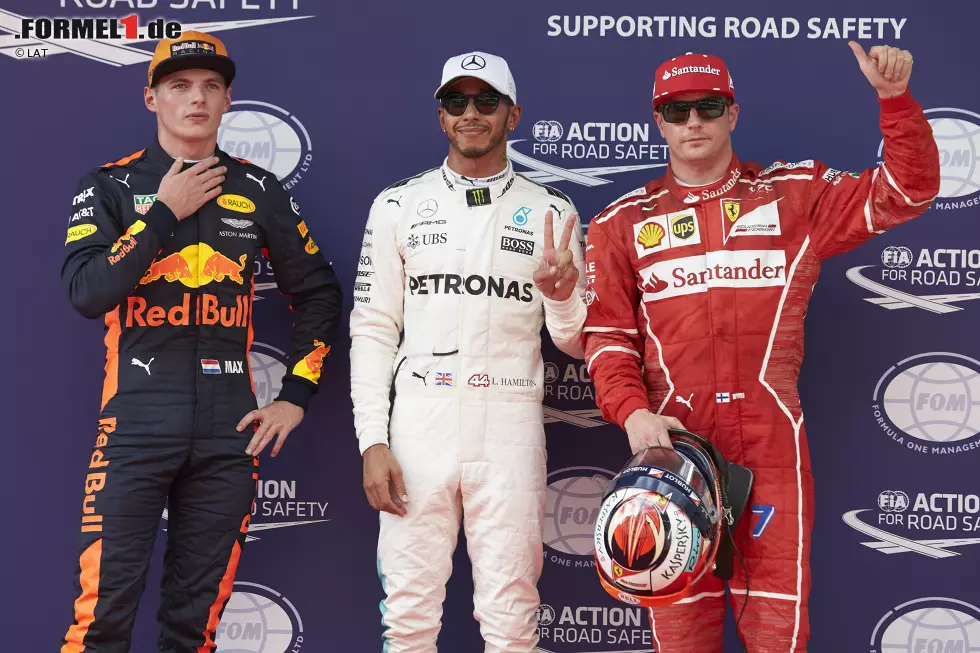 Foto zur News: ... während sein großer Titelrivale Hamilton auf Pole-Position steht! Mercedes kommt nach ernüchternden Trainingsleistungen wie die Jungfrau zum Kind zum ersten Startplatz. In &quot;Abwesenheit&quot; von Vettel sollte eigentlich Kimi Räikkönen die Pole erobern. Der wirft diese aber mit einem Rutscher in der letzten Kurve weg ...