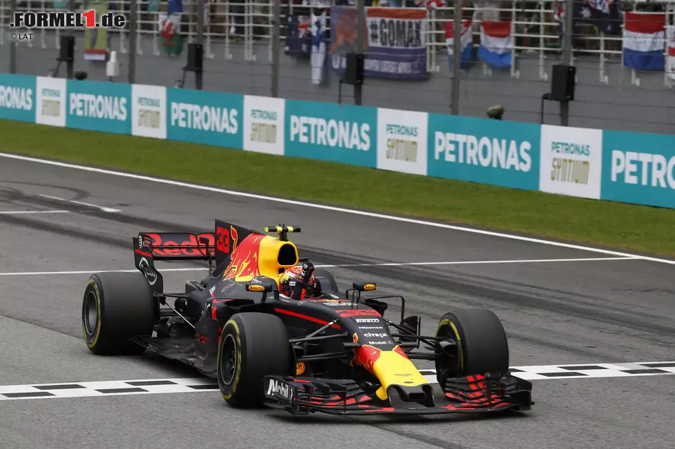 Indes gewinnt Verstappen, der sich außer mit den Reifentemperaturen mit keinem Gegner auseinandersetzen muss, souverän vor Hamilton und Ricciardo. In den letzten zehn Runden kann er sich sogar den Luxus leisten, früher zu schalten. Aus Angst vor einem weiteren Renault-Motorschaden. Foto zur News: Indes gewinnt Verstappen, der sich außer mit den Reifentemperaturen mit keinem Gegner auseinandersetzen muss, souverän vor Hamilton und Ricciardo. In den letzten zehn Runden kann er sich sogar den Luxus leisten, früher zu schalten. Aus Angst vor einem weiteren Renault-Motorschaden.