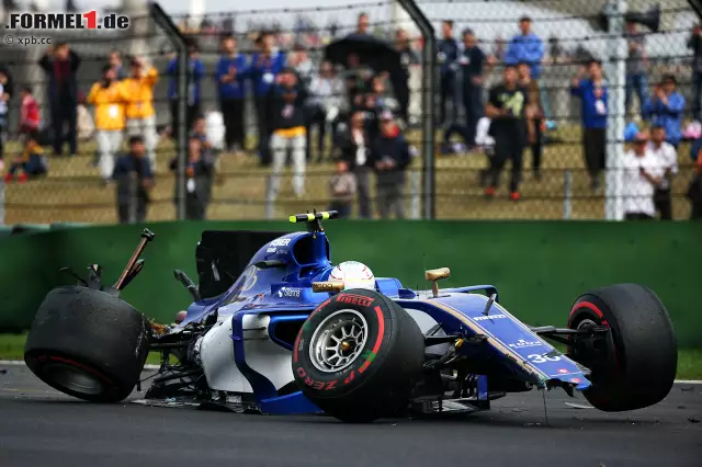 Foto zur News: In Melbourne noch gefeiert, in Schanghai auf dem Boden der Realität: Wehrlein-Ersatz Antonio Giovinazzi - zugegeben wieder richtig flott unterwegs - leistet sich im Qualifying einen Anfängerfehler und crasht den Sauber. Es sollte nicht sein einziges Malheur des Wochenendes bleiben.