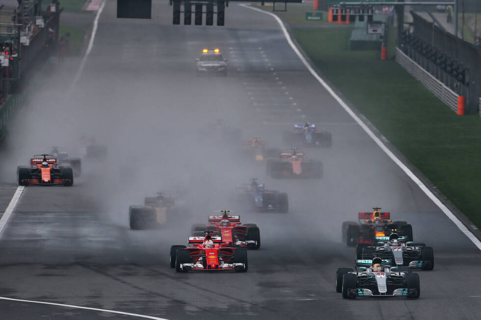 Foto zur News: Der Start: Bottas muss gegen Vettel zurückstecken, Daniel Ricciardo geht aber an Kimi Räikkönen vorbei. Nico Hülkenberg überholt Felipe Massa. Und Max Verstappen, als 16. gestartet, kommt als Siebter aus der ersten Runde zurück: neun Positionen gutgemacht!