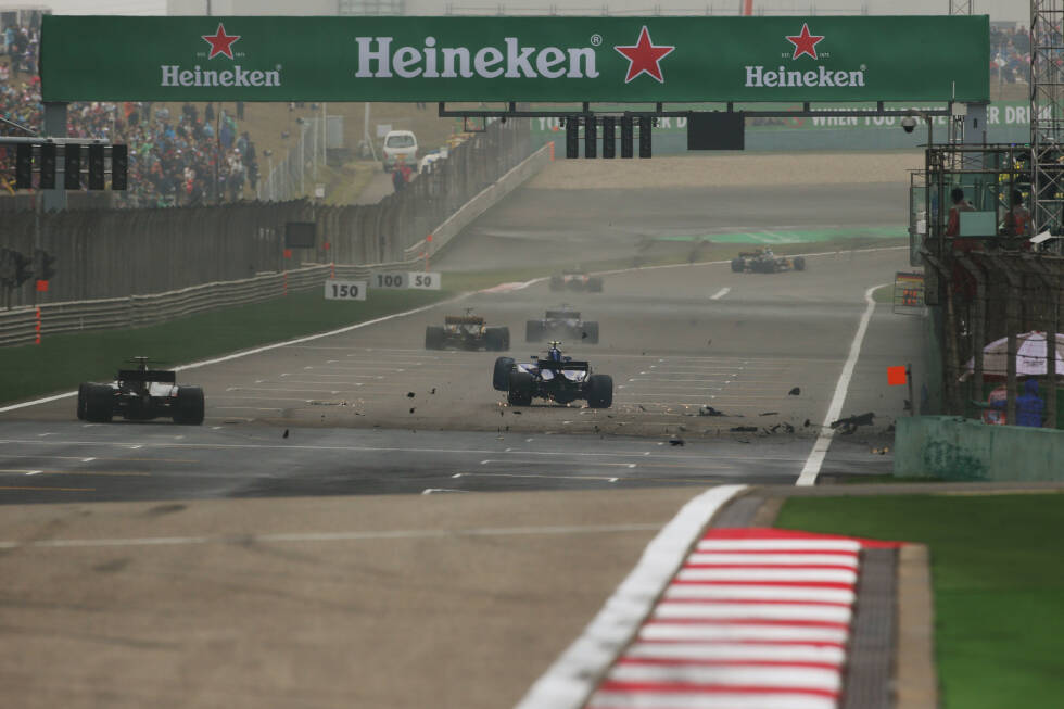 Foto zur News: Doch dann: Giovinazzi zum Zweiten! Der Sauber-Rookie crasht wieder in der letzten Kurve, das Safety-Car muss auf die Strecke - und alle, die jetzt an die Box kommen, verlieren beim Reifenwechsel weniger Zeit als Vettel. Der fällt auf P6 zurück. Direkt hinter Bottas, der sich beim Stopp hinter Hamilton anstellen muss.