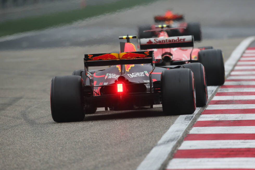 Foto zur News: Nach der Safety-Car-Phase schnappt sich Verstappen zuerst Räikkönen (der flucht: &quot;Was ist mit meinem Motor los? Null Drehmoment!&quot;), dann Ricciardo. Mit weicheren Reifen macht er Jagd auf Hamilton. Ricciardo kann dieses Tempo nicht gehen. In seinem Rückspiegel werden die Ferraris immer größer.