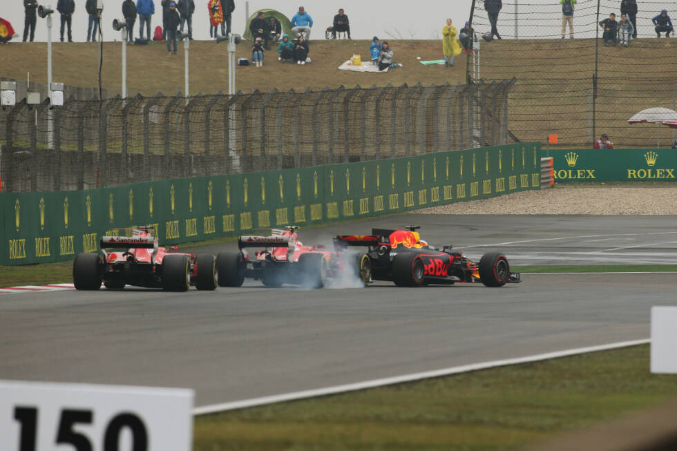 Foto zur News: Überholen ist anno 2017 wieder eine Kunst: Vettel verliert hinter Räikkönen 5,4 Sekunden auf die Spitze, ehe ihm der Geduldsfaden platzt und er auf der letzten Rille am Teamkollegen vorbeigeht. Wenig später ist auch Ricciardo fällig - und der Rückstand auf Verstappen, zu dem Zeitpunkt fünf Sekunden, beginnt zu schmelzen.