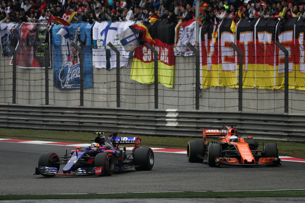 Foto zur News: Neben Verstappen der Mann des Rennens: Sainz liegt dank seinem Slick-Poker schon an siebter Stelle, als das Safety-Car von der Strecke geht, und fährt über weite Strecken vor Fernando Alonso. Mit frischeren Reifen überholt er sein Idol problemlos. McLaren verzeichnet den nächsten Doppelausfall. Sainz wird Siebter.