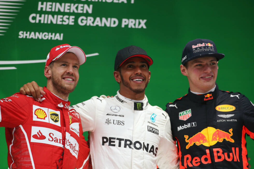 Foto zur News: Vettel, normalerweise ein sehr schlechter Verlierer, kann mit P2 gut leben. Am Boxenfunk sagt er: &quot;Wir haben das schon richtig gemacht. Das Safety-Car war Pech. Aber wir sind die Schnellsten, Mann, die Schnellsten! Nächstes Mal gewinnen wir.&quot; Das wäre dann in Bahrain, nur eine Woche nach China.