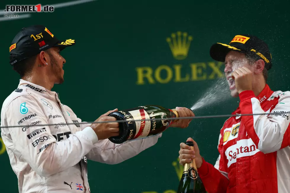 Foto zur News: &quot;In your face!&quot; Lewis Hamilton schlägt nach der Niederlage gegen Sebastian Vettel beim Saisonauftakt in Australien zurück und gewinnt den Grand Prix von China. Aber die wichtigste Erkenntnis in Schanghai ist: Ferrari hat 2017 ein Siegerauto - und diese beiden Herren fighten um den WM-Titel.