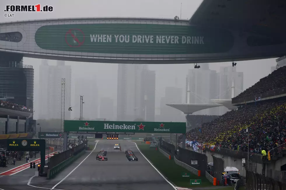 Hamilton startet nach "Spezialrunde" (Niki Lauda) auf Pole, zwei Zehntelsekunden vor Vettel. Der wiederum ist nur um eine Tausendstelsekunde schneller als Bottas. Bei Vettels kreativer Auslegung der Startposition drückt die Rennleitung ein Auge zu. Und Toro-Rosso-Junior Carlos Sainz startet als Einziger auf Slicks. Foto zur News: Hamilton startet nach "Spezialrunde" (Niki Lauda) auf Pole, zwei Zehntelsekunden vor Vettel. Der wiederum ist nur um eine Tausendstelsekunde schneller als Bottas. Bei Vettels kreativer Auslegung der Startposition drückt die Rennleitung ein Auge zu. Und Toro-Rosso-Junior Carlos Sainz startet als Einziger auf Slicks.