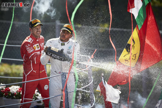 Foto zur News: Der erste Fahrer, der 2017 zwei Rennen hintereinander gewinnt: Lewis Hamilton siegt nach Spa auch in Monza und übernimmt die WM-Führung mit drei Punkten Vorsprung vor Sebastian Vettel. Quasi im Vorbeigehen nimmt er die 69. Pole seiner Karriere mit. Jetzt ist er alleiniger Rekordhalter. Vor Michael Schumacher.