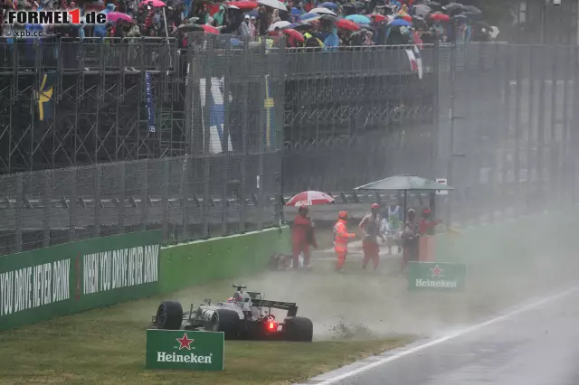 Foto zur News: Wegen Regens dauert das dritte Training am Samstag nur 16 Minuten, und das Qualifying wird schon nach viereinhalb Minuten abgebrochen, als sich Romain Grosjean auf der Start- und Zielgerade dreht: Aquaplaning. Danach ist zweieinhalb Stunden Pause, bis der Regen nachlässt und es endlich weitergeht.