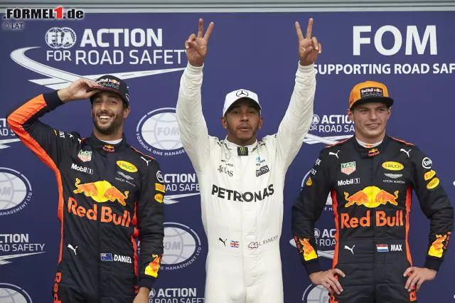 Foto zur News: Während die Ferraris verwachsen und Vettel mit zweieinhalb Sekunden Rückstand Achter wird, holt Hamilton überlegen die Pole. Die beiden Red Bulls trumpfen im Regen auf, fallen aber wegen Komponentenwechsel nach hinten. So rückt Lance Stroll sensationell in die erste Reihe auf. Als jüngster Formel-1-Fahrer aller Zeiten!