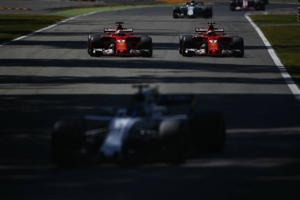 Foto zur News: Immerhin ist der Ferrari-Star inzwischen an Teamkollege Räikkönen vorbei, der mit dem Handling kämpft und nach einem Fahrfehler aus der zweiten Schikane heraus vor den Lesmos nicht groß Gegenwehr leistet. Teamorder? Die Fahrer bestreiten das. Mit Stroll und Ocon hält sich Vettel ebenfalls nicht lange auf.