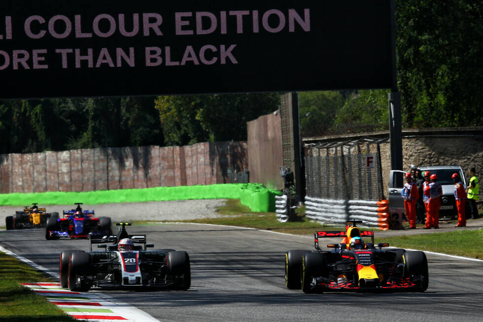 Foto zur News: Während der Abstand zwischen Hamilton und Bottas zwischen drei und fünf Sekunden schwankt, fährt Daniel Ricciardo (auf den härteren Softs gestartet) mit 36 Runden den längsten ersten Stint. Dank frischer Supersofts holt er die 3,3 Sekunden Rückstand auf Räikkönen binnen drei Runden auf. Für Vettel reicht&#039;s nicht mehr ganz: P4.
