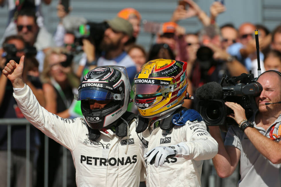 Foto zur News: Hamilton gewinnt nach 53 Runden 4,5 Sekunden vor Bottas und 36,3 Sekunden vor Vettel. Letzterer lässt den Kopf aber nicht hängen, ...