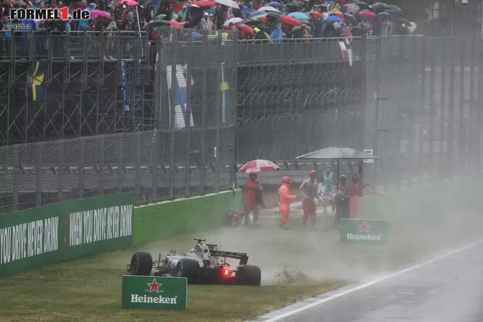 Foto zur News: Wegen Regens dauert das dritte Training am Samstag nur 16 Minuten, und das Qualifying wird schon nach viereinhalb Minuten abgebrochen, als sich Romain Grosjean auf der Start- und Zielgerade dreht: Aquaplaning. Danach ist zweieinhalb Stunden Pause, bis der Regen nachlässt und es endlich weitergeht.