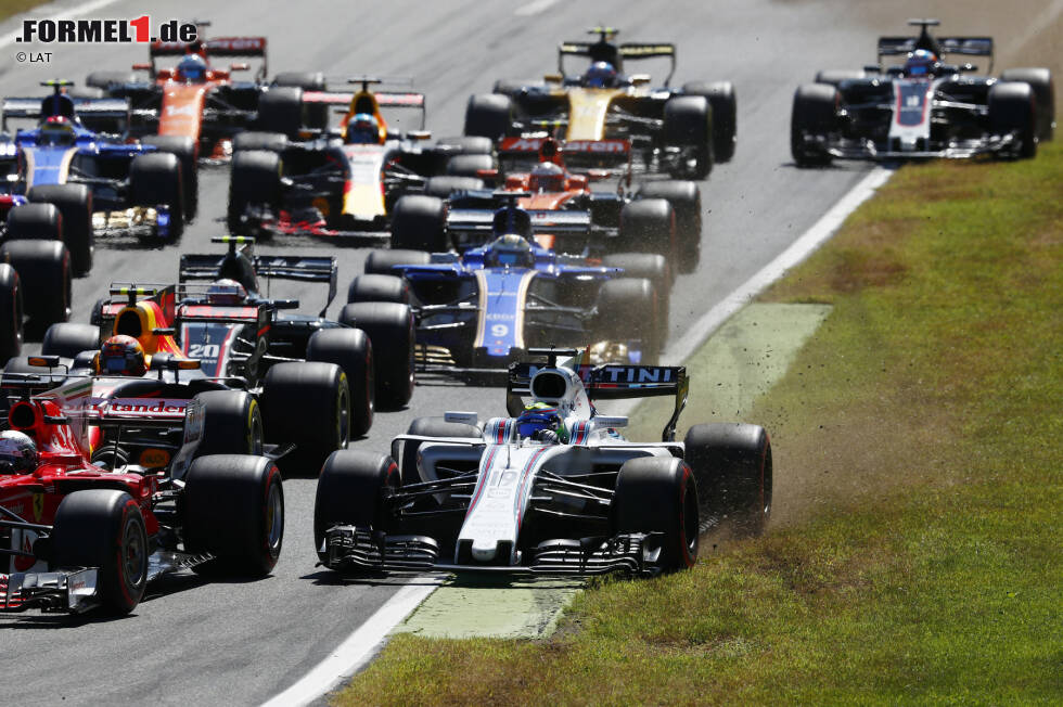 Foto zur News: Für die Enge der ersten Schikane verläuft der Start zum Grand Prix von Italien verhältnismäßig glimpflich. Vettel hat Wheelspin und kann P6 nicht verbessern, Felipe Massa fängt seinen Williams, zur Hälfte auf dem Rasen, geschickt ab. Am besten startet Max Verstappen: Von P13 auf P8 in der ersten Runde!