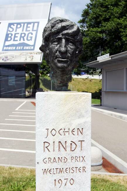 Foto zur News: ... ist Rindt, der in Graz vor 30.000 Trauernden begraben wurde, unvergessen: Er holte 1970 nicht nur trotz des Dramas den Titel, er löste in Österreich auch eine enorme Motorsport-Tradition aus. Heute erinnert ein Denkmal auf dem Red-Bull-Ring, den es ohne Rindt nie gegeben hätte, an die Legende.