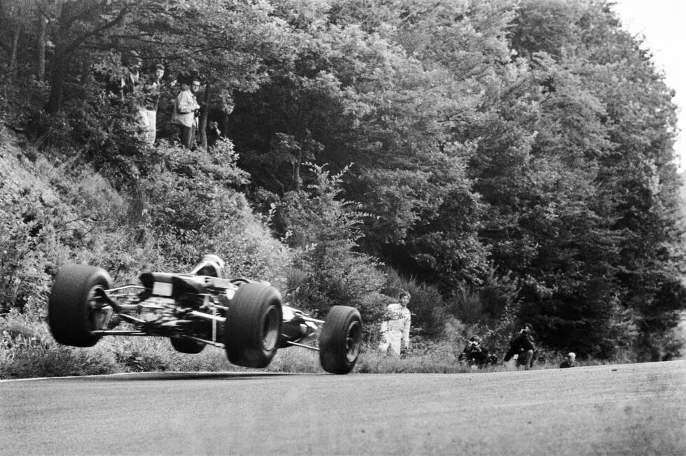 Foto zur News: ... ging der Aufstieg voran: Nachdem er 1965 als Teamkollege von Bruce McLaren beim Cooper-Rennstall anheuerte, nahm er im Jahr darauf dort bereits die Nummer-1-Position ein. Neben Podesträngen hatte Rindt auch viele Defekte, wie hier 1967 auf dem Nürburgring, als er nach einem Lenkungsschaden zuschauen musste. Als Mechaniker ...