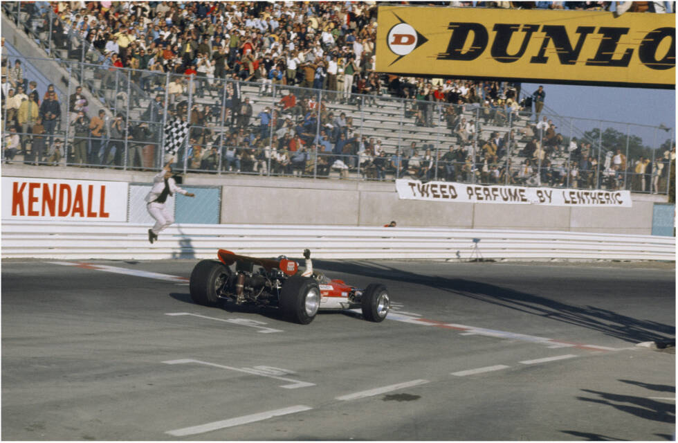 Foto zur News: ... als er sich in Watkins Glen endlich den Traum vom ersten Grand-Prix-Sieg erfüllte, herrschte bei Lotus nicht gerade Eitel Wonne: Teamkollege Hill hatte sich bei einem Crash beide Beine gebrochen. Das Verhältnis zwischen ...