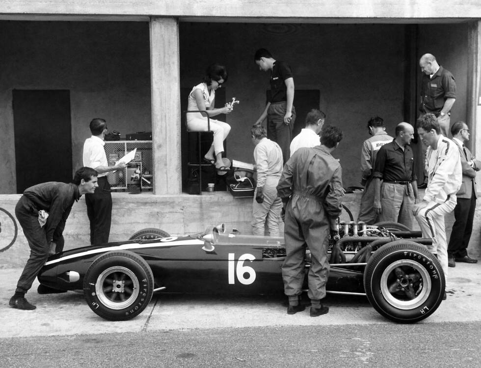 Foto zur News: ... fungierte damals übrigens niemand geringerer als der spätere McLaren-Boss Ron Dennis, der hier die Nase des Cooper-Maserati anhebt. Der Perfektionismus des Briten überzeugte Rindt übrigens dermaßen, dass er ihn ...