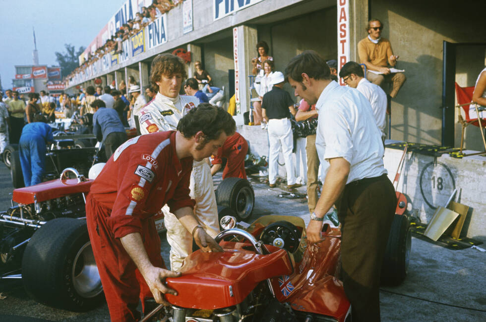 Foto zur News: ... von Monza: Um einen besseren Topspeed zu erreichen, ließ Boss Chapman die Flügel abmontieren. Rindt begutachtete Momente vor dem folgenschweren Qualifying am Samstag seinen Lotus 72, während ...