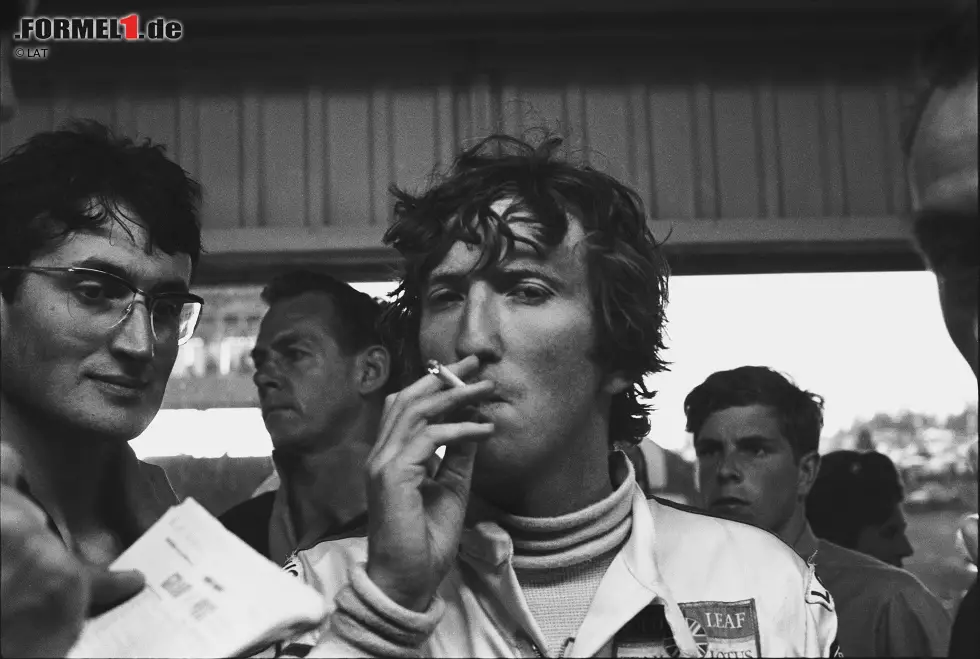 Foto zur News: So kannte man Jochen Rindt: Der &quot;James Dean der Formel 1&quot; - stets mit Zigarette - war einer der verwegensten Piloten der Königsklasse. Obwohl der deutsche Staatsbürger, der wegen seiner österreichischen Rennlizenz als Österreicher galt, nur sechs Rennen gewann, wurde er zum Mythos. Das lag auch daran, dass der ...