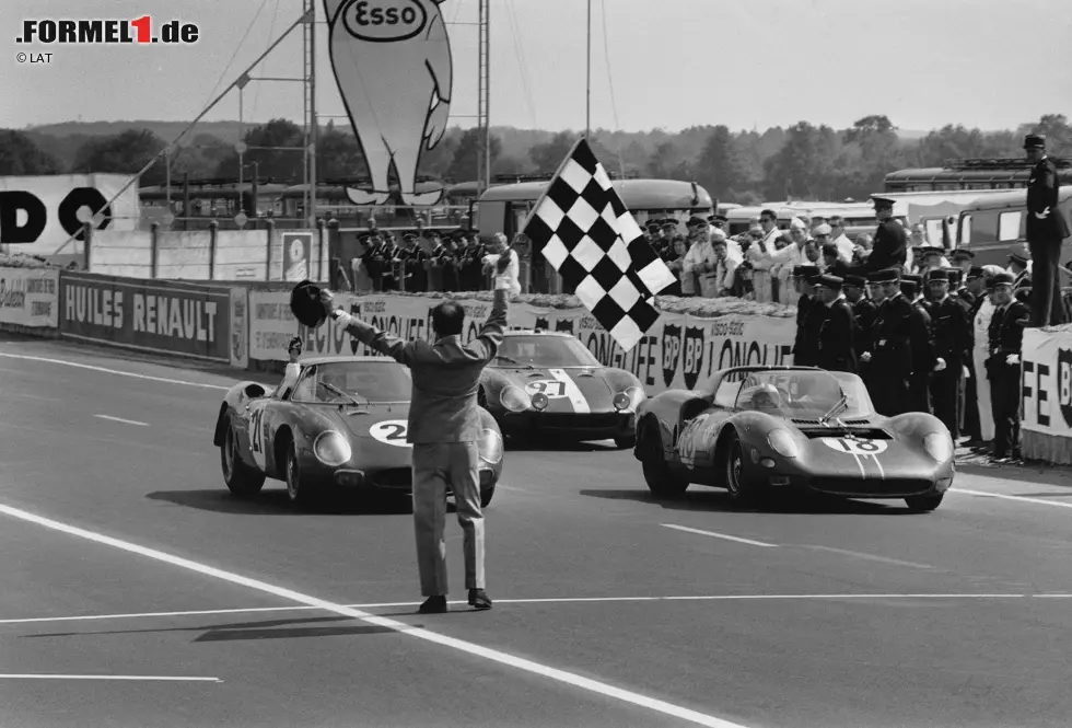... sorgte Rindt erstmals ein Jahr später mit seinem sensationellen Sieg bei den 24 Stunden von Le Mans. Er und der US-Amerikaner Masten Gregory triumphierten in einem privaten Ferrari 275LM (li.), nachdem die favorisierten Werks-Ford und -Ferrari ausgeschieden waren. Auch in der Formel 1 ... Foto zur News: ... sorgte Rindt erstmals ein Jahr später mit seinem sensationellen Sieg bei den 24 Stunden von Le Mans. Er und der US-Amerikaner Masten Gregory triumphierten in einem privaten Ferrari 275LM (li.), nachdem die favorisierten Werks-Ford und -Ferrari ausgeschieden waren. Auch in der Formel 1 ...