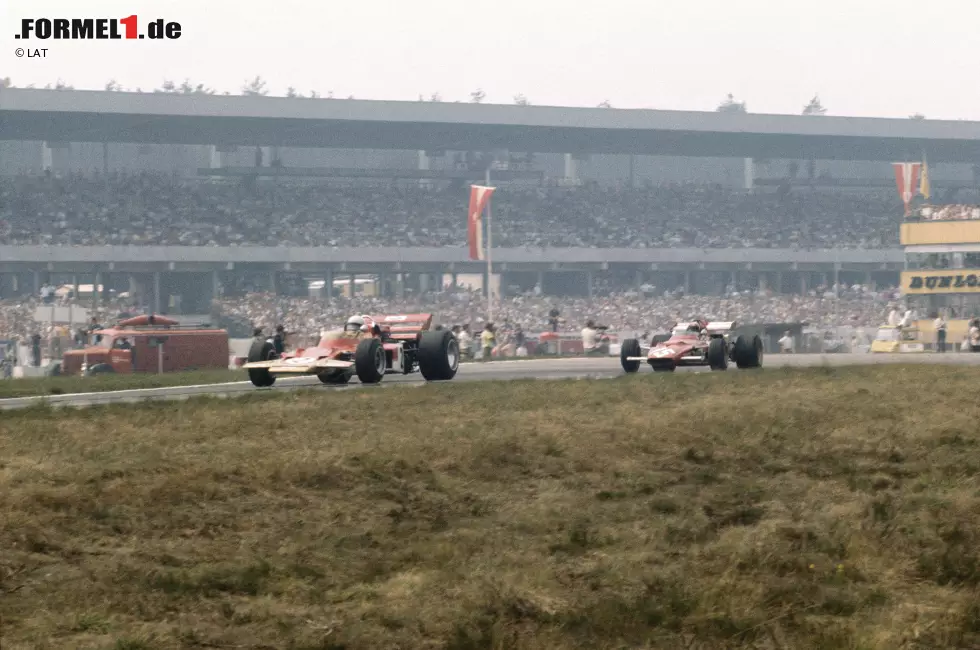 ... Hockenheimring, wo er sich in einer legendären Windschattenschlacht gegen Ferrari-Star Jacky Ickx durchsetzte. Es sollte sein letzter Sieg sein, denn beim Heimspiel auf dem neuen Österreichring musste er nach der Pole-Position mit Motorschaden aufgeben. Dann - drei Wochen später - die Tragödie ... Foto zur News: ... Hockenheimring, wo er sich in einer legendären Windschattenschlacht gegen Ferrari-Star Jacky Ickx durchsetzte. Es sollte sein letzter Sieg sein, denn beim Heimspiel auf dem neuen Österreichring musste er nach der Pole-Position mit Motorschaden aufgeben. Dann - drei Wochen später - die Tragödie ...